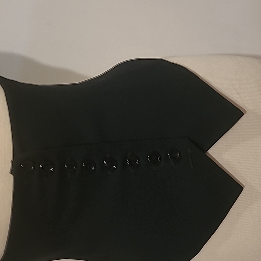 Elegant Black Sleeveless Women's Top - Picture 2 of 4